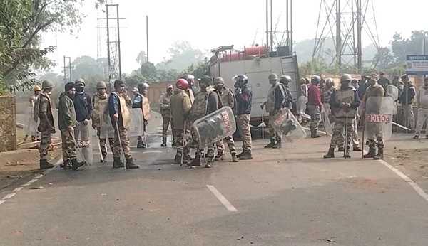 Dhanbad News: CISF Takes Action Against Protesters, Former MLA Arup Chatterjee Leads the Rally