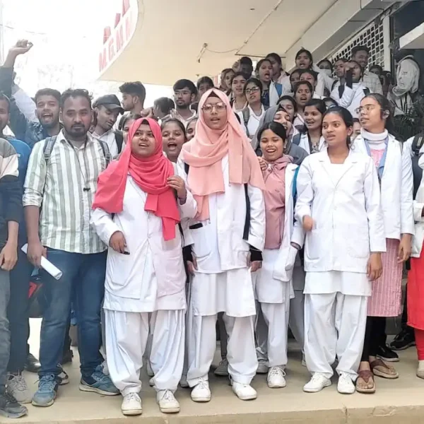 MGM College and Hospital, Jamshedpur Protest: Students of the college staged a demonstration against the ongoing training at MGM Medical College, led by the Para Medical Association.