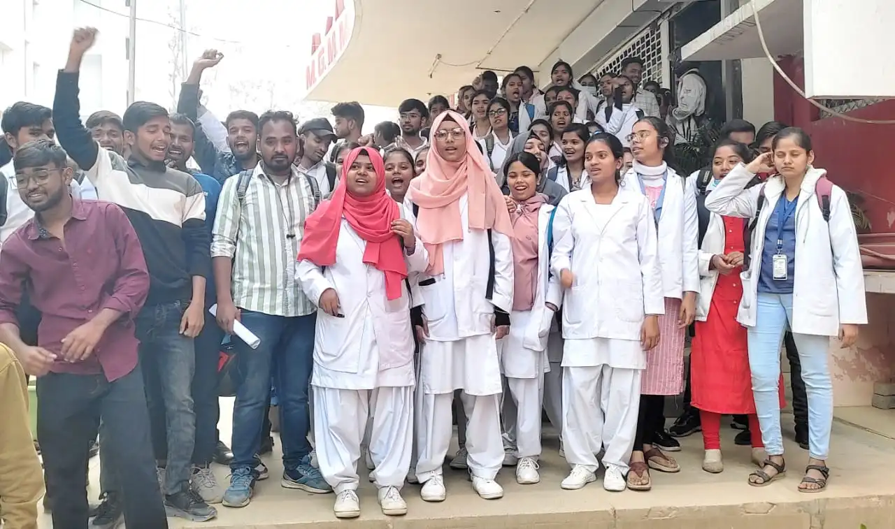 MGM College and Hospital, Jamshedpur Protest: Students of the college staged a demonstration against the ongoing training at MGM Medical College, led by the Para Medical Association.