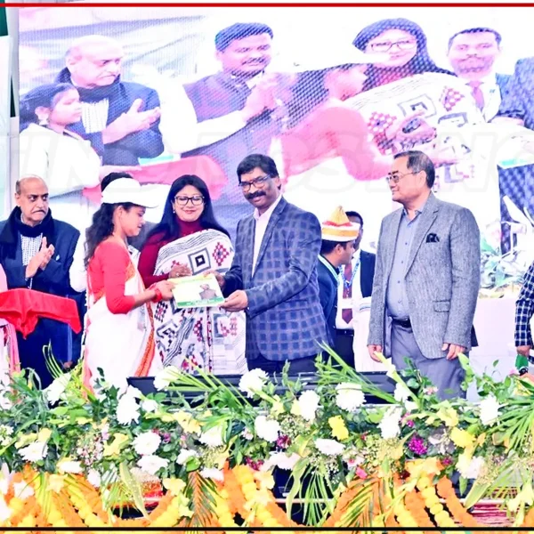 Ranchi News: Hemant Soren distributed 2500 offer letters in “Employment Fair” at Tana Bhagat Indoor Stadium in Khelgaon