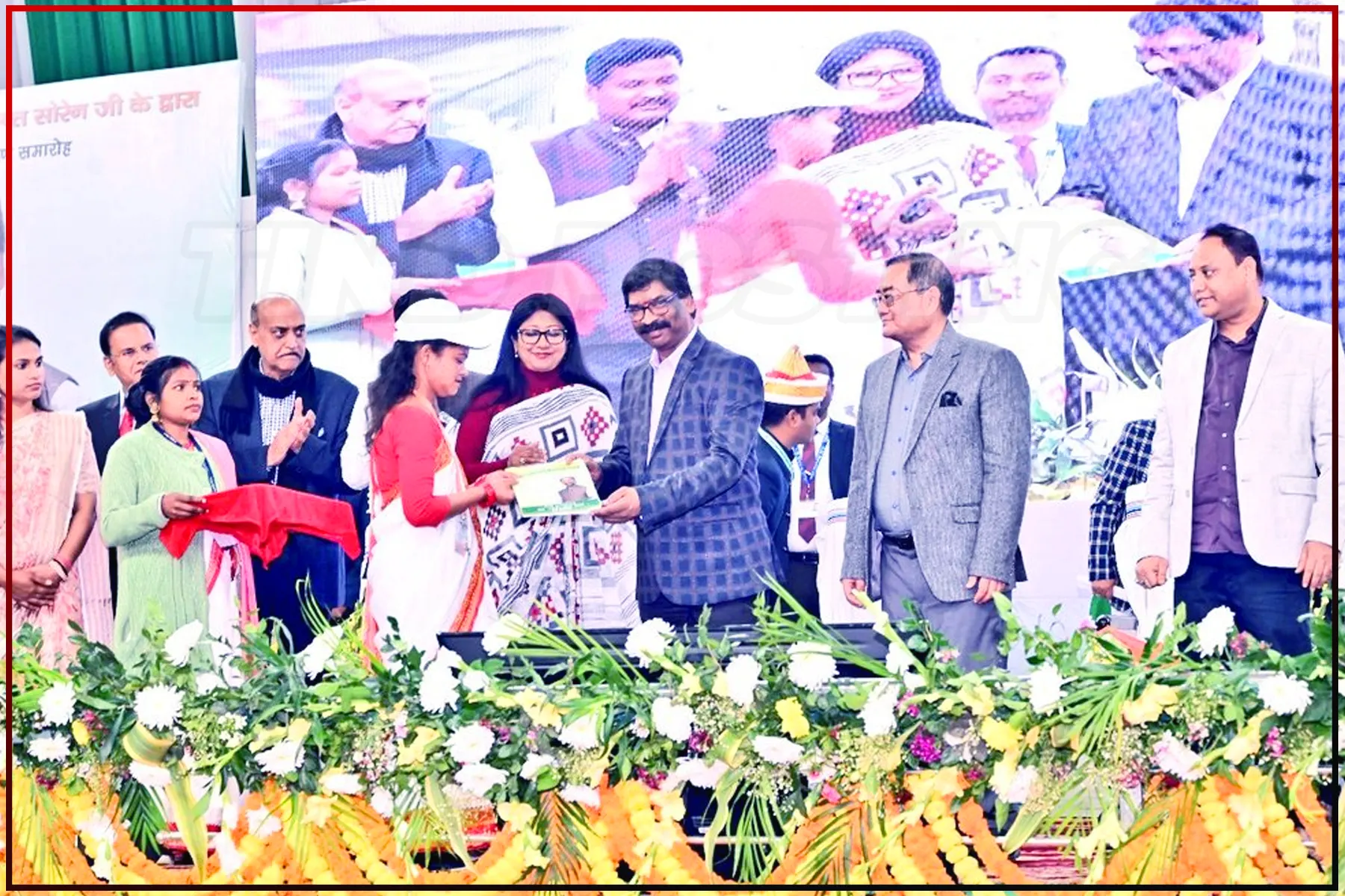 Ranchi News: Hemant Soren distributed 2500 offer letters in “Employment Fair” at Tana Bhagat Indoor Stadium in Khelgaon