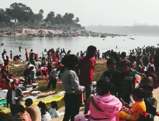 On Makar Sankranti, a flood of devotees gathered in Jamshedpur, and at the Domuhani River Ghat, they took a dip in faith.