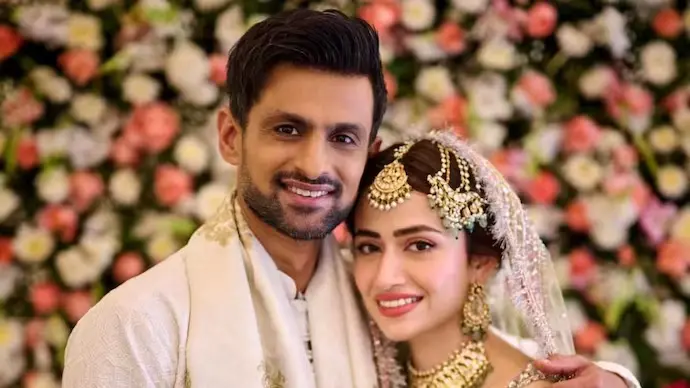 Breaking News: Amid reports of a split with Sania Mirza, Shoaib Malik marries Pakistani star Sana Javed.