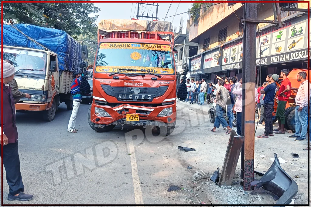 truck accident in azad nagar mango jamshedpur