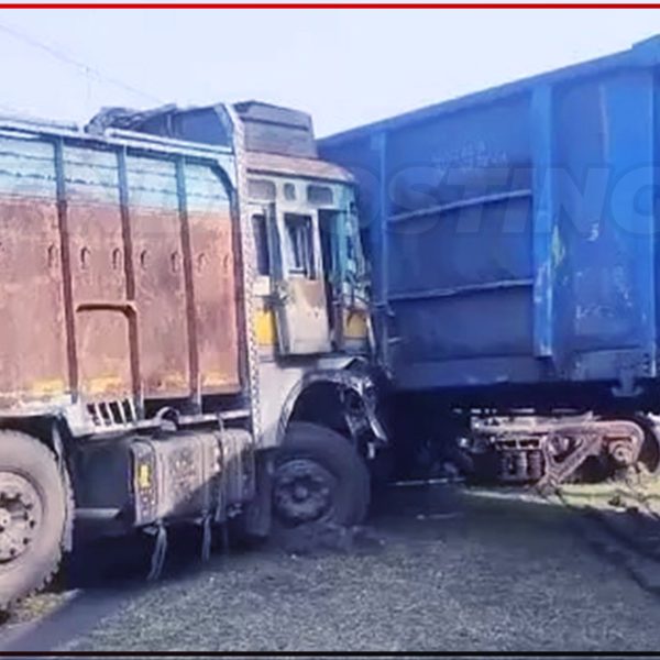 Jharkhand News: Coal Truck hits Train in Bokaro, no fatality