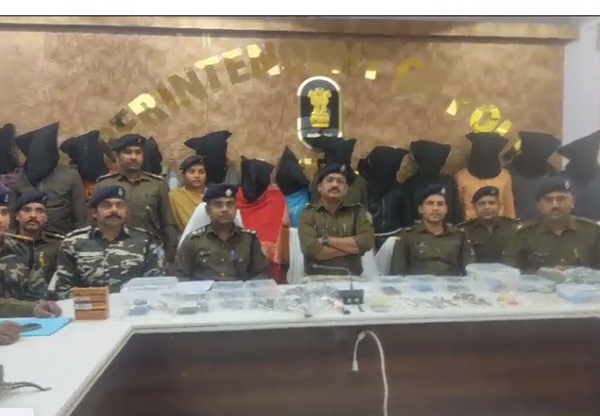 Latehar Police arrests 15 criminals including 2 women with weapons in train loot case