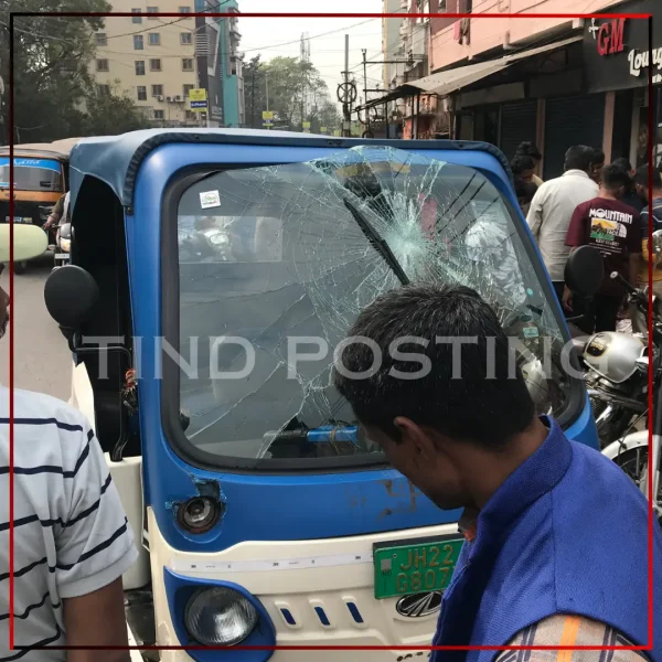 Auto hits electric pole in Azad Nagar, Jamshedpur