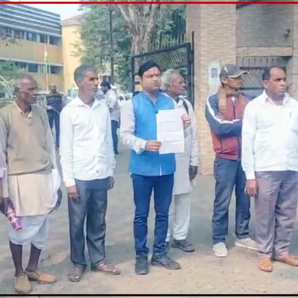 Jamshedpur News: Land Mafia cheats locals of Bodam Block, Locals protested outside DC Office Jamshedpur