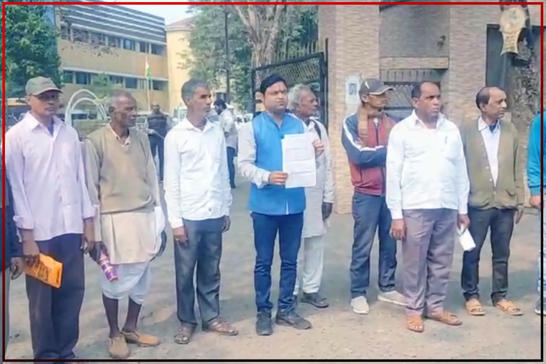 Jamshedpur News: Land Mafia cheats locals of Bodam Block, Locals protested outside DC Office Jamshedpur