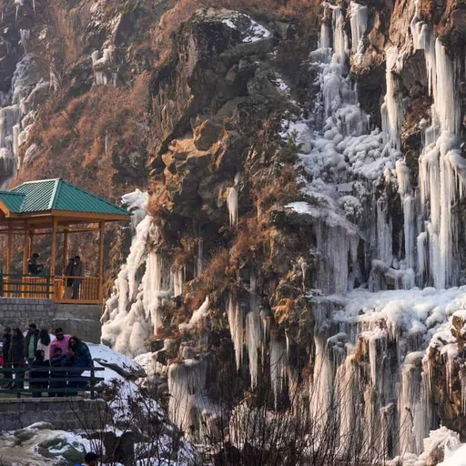 Kashmir Cold Wave Returns: Srinagar Hits -3.2°C as Jammu Warms to 9.6°C