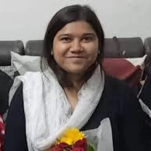 Madhya Pradesh Auto Driver’s Daughter Becomes Deputy Collector After Cracking MPPSC Exam
