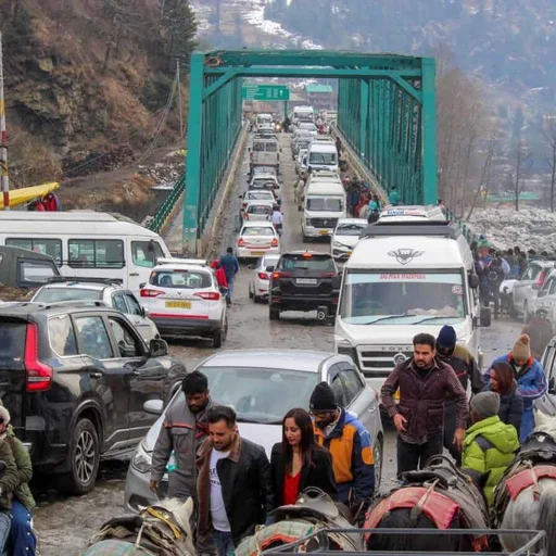 Manali Snowfall Brings Tourists, Traffic Jams to Himachal Pradesh