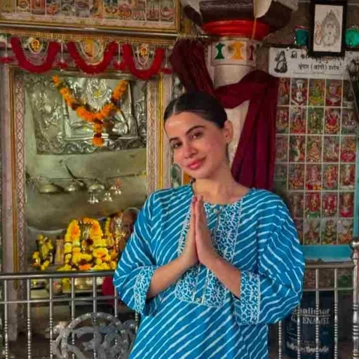 Uorfi Javed Temple Visit Sparks Muslim Fan Backlash, “She Will Be Punished” Say Some