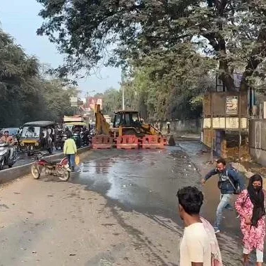 Jamshedpur Pipeline Burst: Thousands of Liters Wasted, Traffic Disrupted Near Mango Bridge