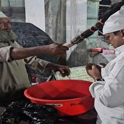Irfan Ansari Visits Mumbai’s Haji Ali Dargah, Remembers Late Mother