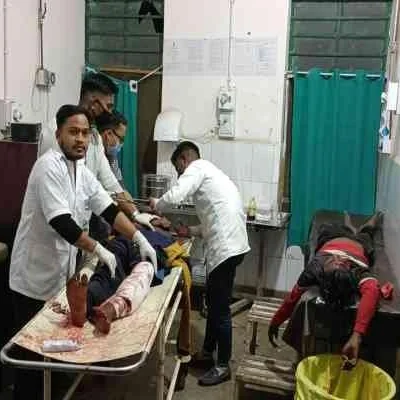 Jharkhand Road Accident: 3 Injured After Speeding Bike Hits Pedestrian Near Chakradharpur