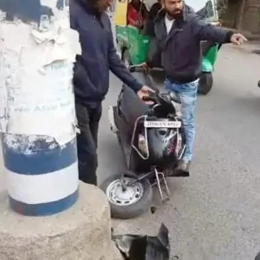 Jharkhand: Scooter Rider Hurt After Auto Crash in Jamshedpur